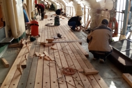 По левому борту верхней палубы нашего ледокола ведутся интенсивные работы по укладке деревянного настила